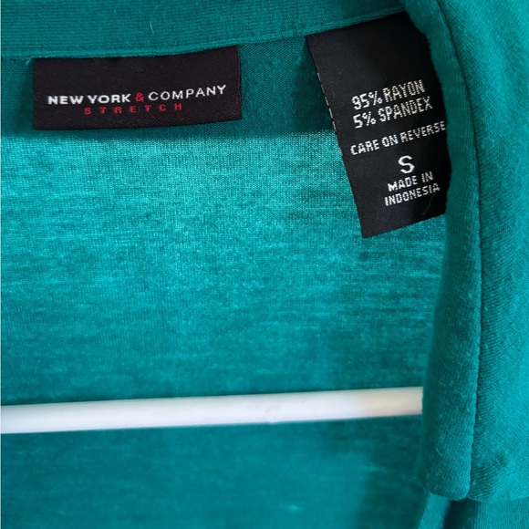 New York & Company Collared Blouse with Belt. Size S - Picture 2 of 3